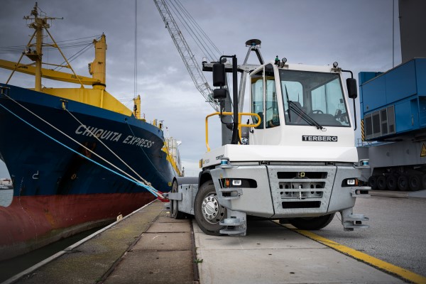 BEWEGEND INNOVATIV: SPEZIALFAHRZEUG-LÖSUNGEN TREIBEN DIE TERMINAL-AUTOMATISIERUNG VORAN